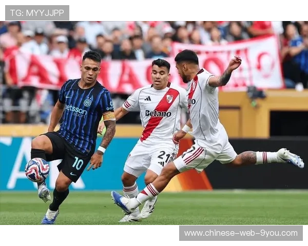 国米小将恩里克处子球庆祝,队友拥抱凸显团队氛围 国米小将恩里克处子球庆祝,队友拥抱凸显团队氛围